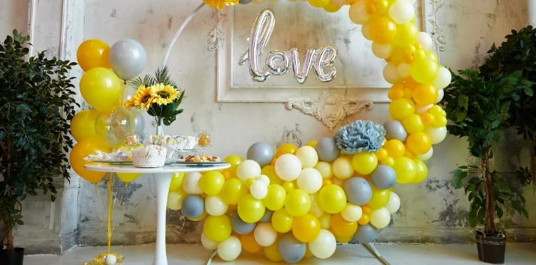 żółte balony, napis love