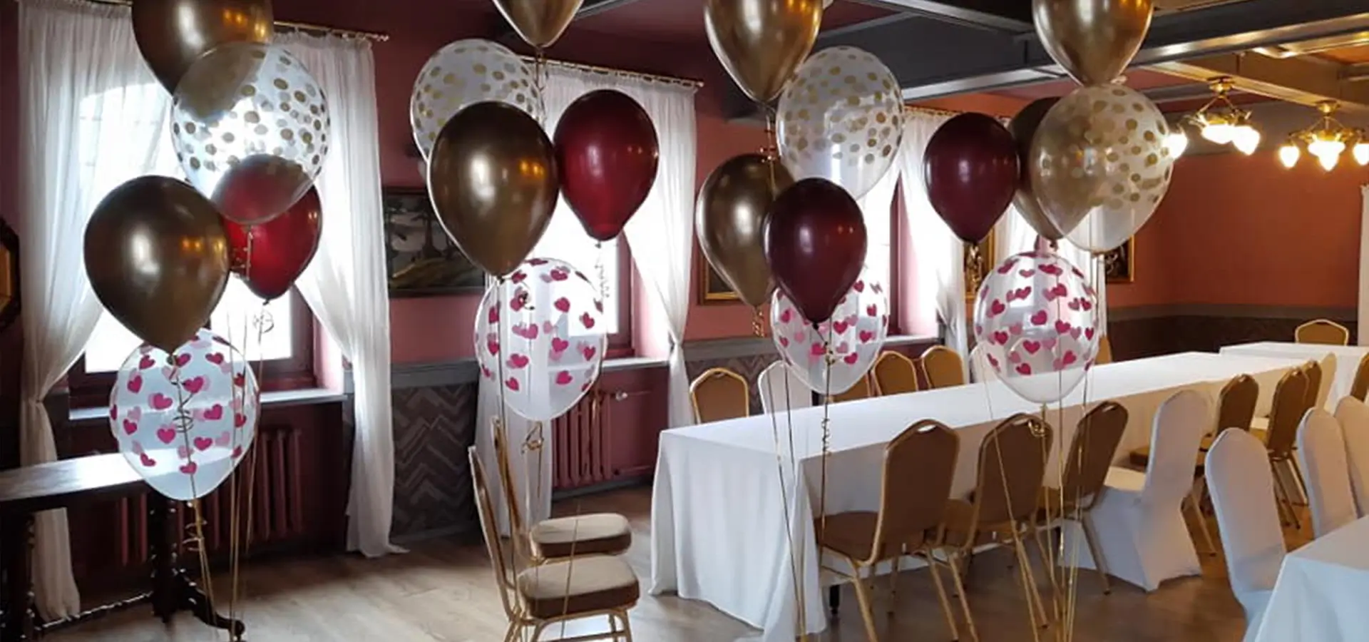 balony, stół z białym obrusem
